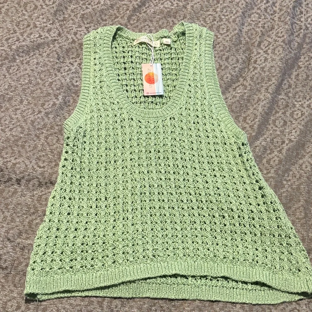 💕NWT! Green Sleeveless Knit Top - Picture 1 of 3